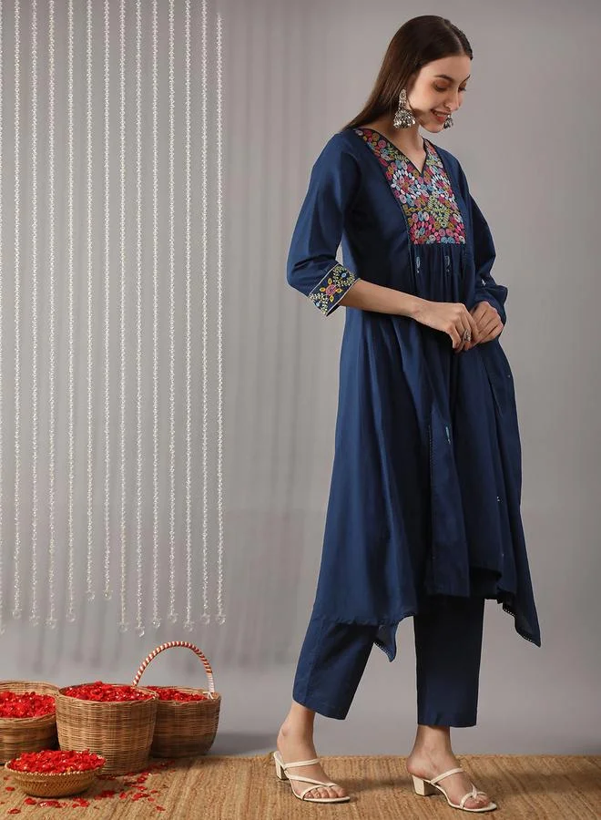 جلو باص مجموعة من كورتا بتطريز زهور مع بنطال ووشاح